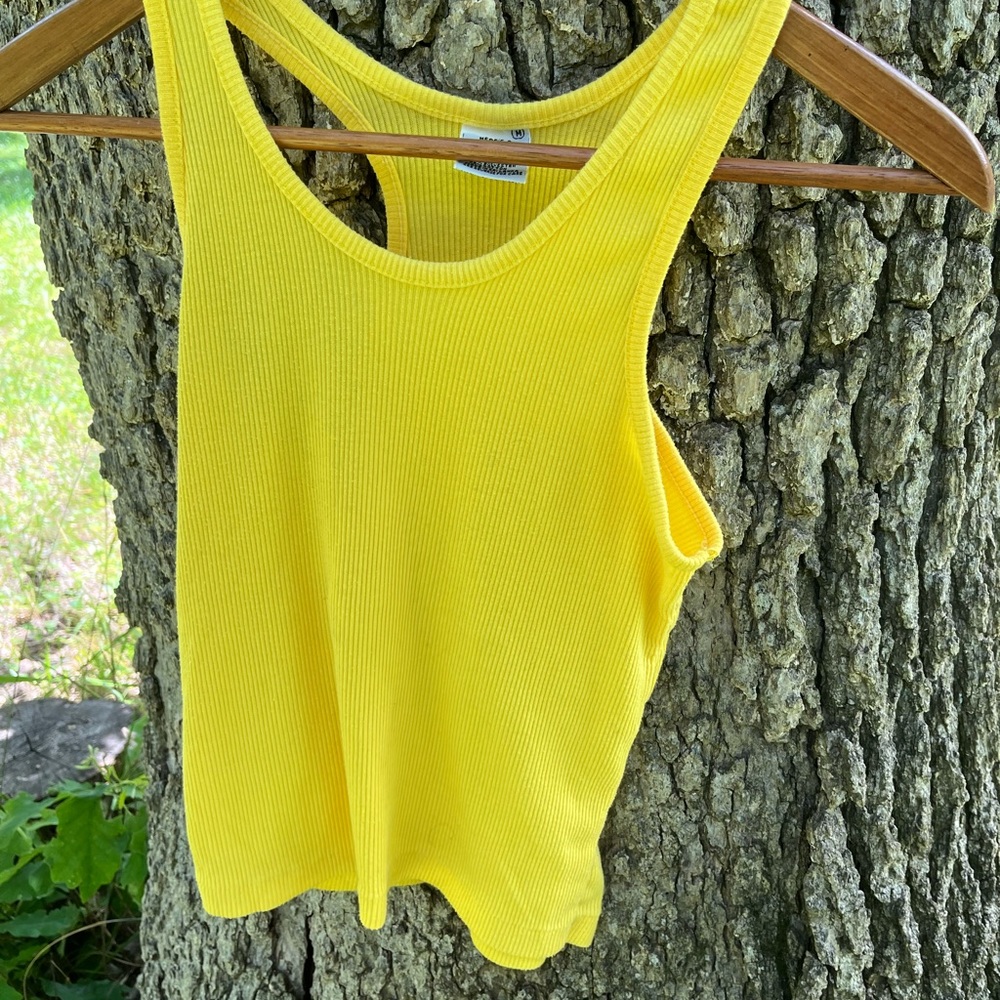 ⬇️Price Drop!⬇️ Here’s A Hug Tank in size M